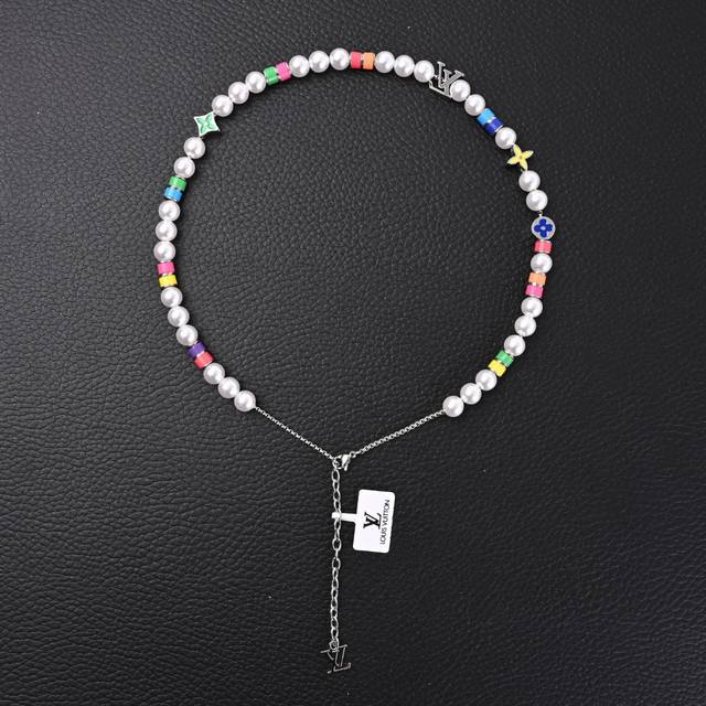 Louis Vuitton Lv Mng Pearls Party 王鹤棣同款 花押字珍珠派对多色项链M01500 官网在售价 P10,1040Rmb，Mng