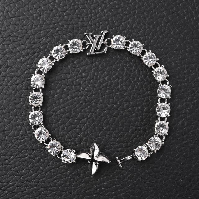 Louis Vuitton Lv Crystals 排钻字母手链M 官网在售价 P10,520Rmb！Lv Crystals 手链为路易威登经典元素描绘璀璨一笔