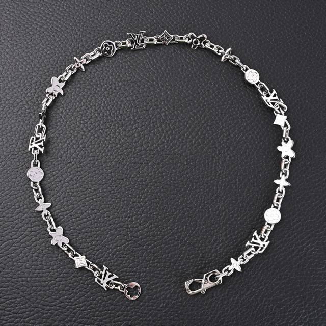 Louis Vuitton Lv Monogram Craggy 雏菊花型项链 出自路易威登与 Tyler 的合作系列，选用亮泽黄铜呈现 Lv 标识铭纹和当季雏