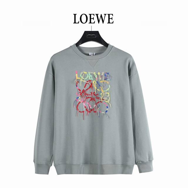 Loewe 罗意威 25Fw 彩色流苏拼色刺绣Logo圆领卫衣 面料采用纯棉质双抗柔棉面料，通过工艺处理兼具抗起球与抗静电功能， 极大提升了耐用性与穿着舒适度。