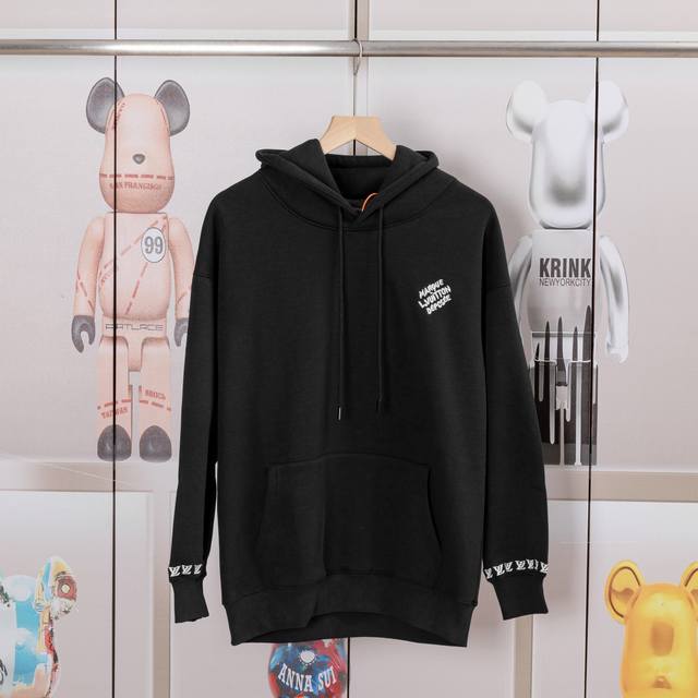 Lv路易 秋冬连帽刺绣卫衣， 前幅双袖高端绣花、 面料采用奥粒绒复合.还原特殊工艺带来的潮流，定制定染 ，三标齐全 非市场普通版本 随意对比 品质绝对保证 男女