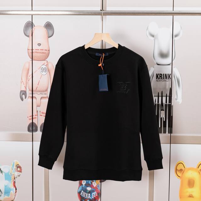 Lv路易 圆领皮革刺绣卫衣， 前后幅高端真皮绣花、 面料采用奥粒绒复合.还原特殊工艺带来的潮流，定制定染 ，三标齐全 非市场普通版本 随意对比 品质绝对保证 男