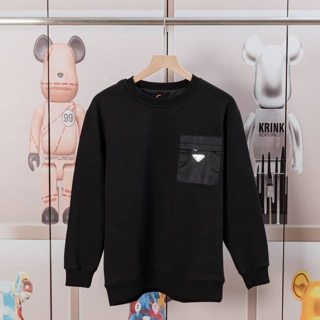 Prada普拉达圆领口袋三角标卫衣. 面料舒适柔软.复合奥粒绒，作工精细.后幅做龟背.还特原殊工带艺来的潮流，定制定染 ，三标齐全 非场市普通版本 随对意比 品