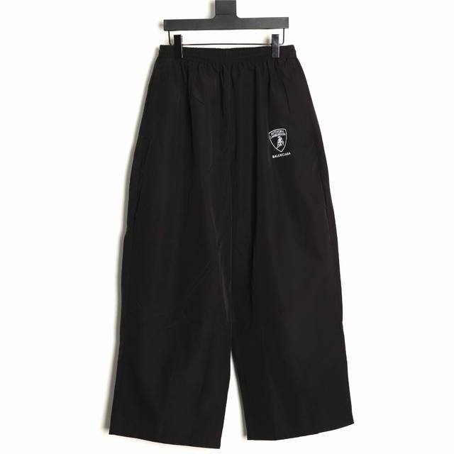 Balenciaga 巴黎世家 25Fw 兰博基尼联名长裤 锦棉材质上身支撑度拉满 百灵达绣花还原图案清晰程度 版型一刀未改 尺码：42 44 46