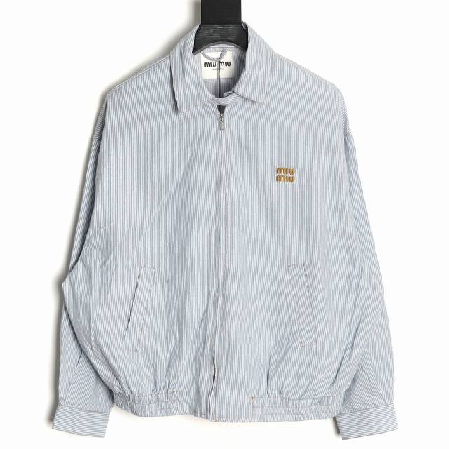 Miumiu 缪缪25Fw 竖条纹夹克外套 220克色织洗水棉 对纱线去织出来的条纹 经过酵洗褪色后还原和Yb一致的纹理感 胸口绣花进口机操作字母密集不脱线 内