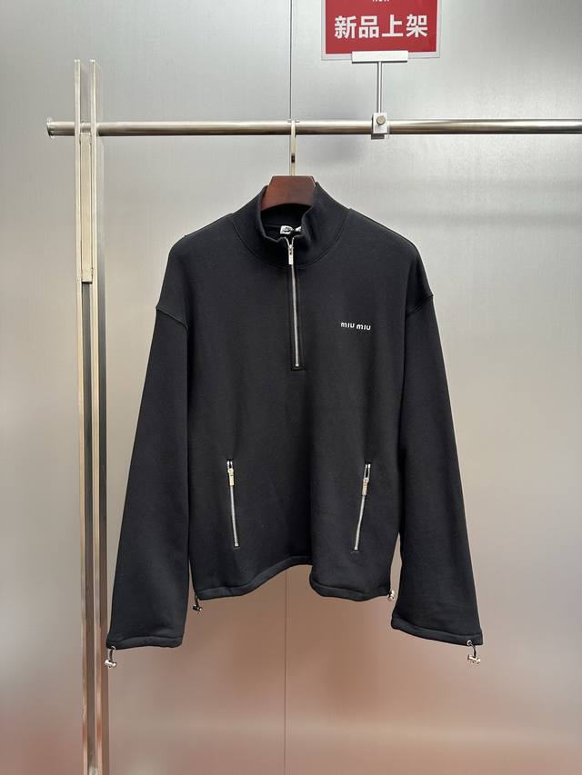 Miu Miu25Ss棉质狐抓绒立领长袖卫衣 正品16827购入开发，380克平纹精梳棉面料，2*2全棉罗纹、进口刺绣，面料酵洗，定制1：1拉链，定制1：1纽扣