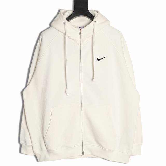 Supreme X Nike 25Fw 耐克联名拉链外套 采用 克纯棉材质 摸到手就知道值 百搭好看，三针五线做工，领口包边包条，螺纹采用480高克重重磅纯棉螺