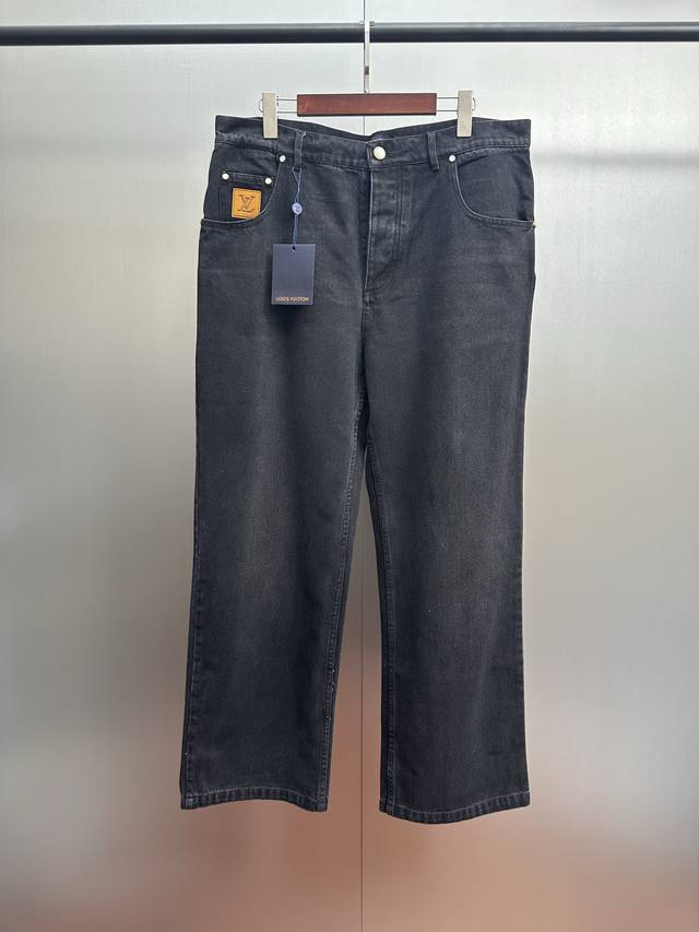 驴家 25Ss新款滑板直筒牛仔裤本款滑板牛仔裤选用日本精工丹宁布，以匠艺巧思重释经典设计。后袋处以明线刺绣 Lv 字母，票袋与腰际点缀正绒面革标识贴饰，可轻松搭