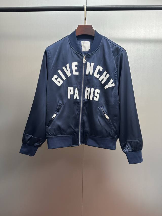 Nl独家原版开发Givenchy缎面贴花飞行员夹克外套 工艺说明：采用高级缎面面料打造，质地光滑且富有光泽感。衣身正面饰有精致的罗缎贴花工艺，呈现品牌标志性的G