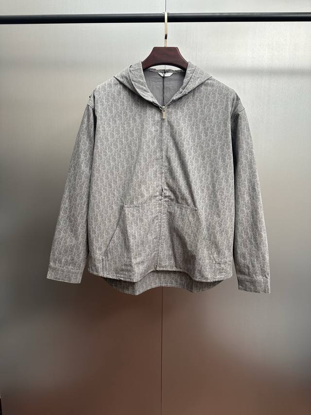 D*Or 迪奥 秋冬新品 复古连帽夹克外套 采用梭织棉质复古提花面料，宽松版版型、男女同款，精工制作、高级质感，Logo五金拉链头 颜色：灰色 Size：S M