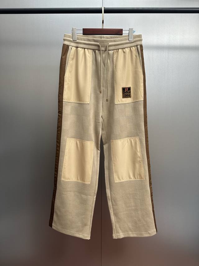 Lv 路易威登 Nigo联名暗纹棋盘格撞色休闲长裤 25Ss新款Damier 半拉链工装套头衫 本款半拉链套头衫为 Damier 珠地棉混纺衣身拼接撞色嵌饰，动