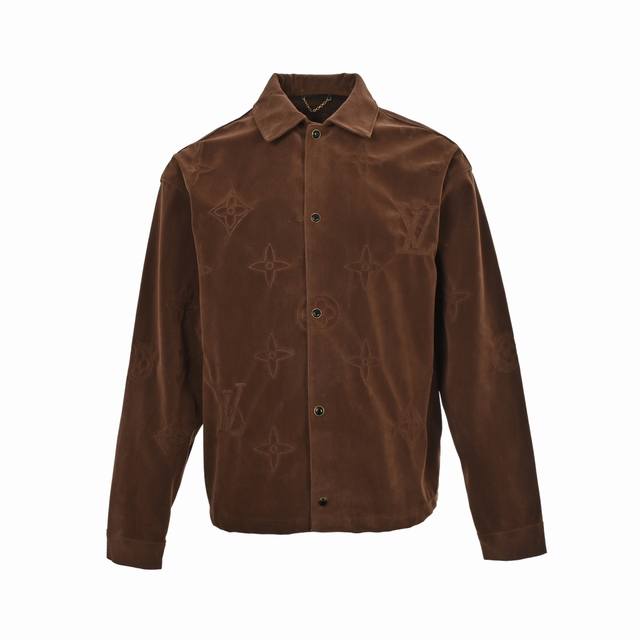 Louis Vuitton 路易威登 大花刺绣麂皮外套 采用法国绒定制面料，深咖色在不同的灯光下，会呈现不同色系效果，具有非常个性的特点，精湛对位绣花，细节媲美