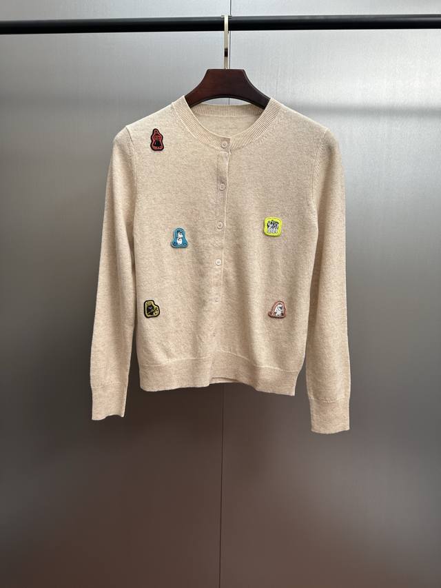 原版定制 Acn* 2025Fw 早秋新款卡通贴布圆领羊毛针织 这款简直就是凹造型神器！度假必备的单品！俏皮时尚 随意上身都是 Ins 博主风 轻轻松松就能让你