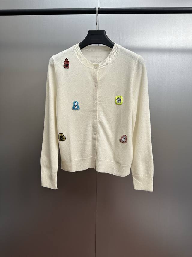 原版定制 Acn* 2025Fw 早秋新款卡通贴布圆领羊毛针织 这款简直就是凹造型神器！度假必备的单品！俏皮时尚 随意上身都是 Ins 博主风 轻轻松松就能让你