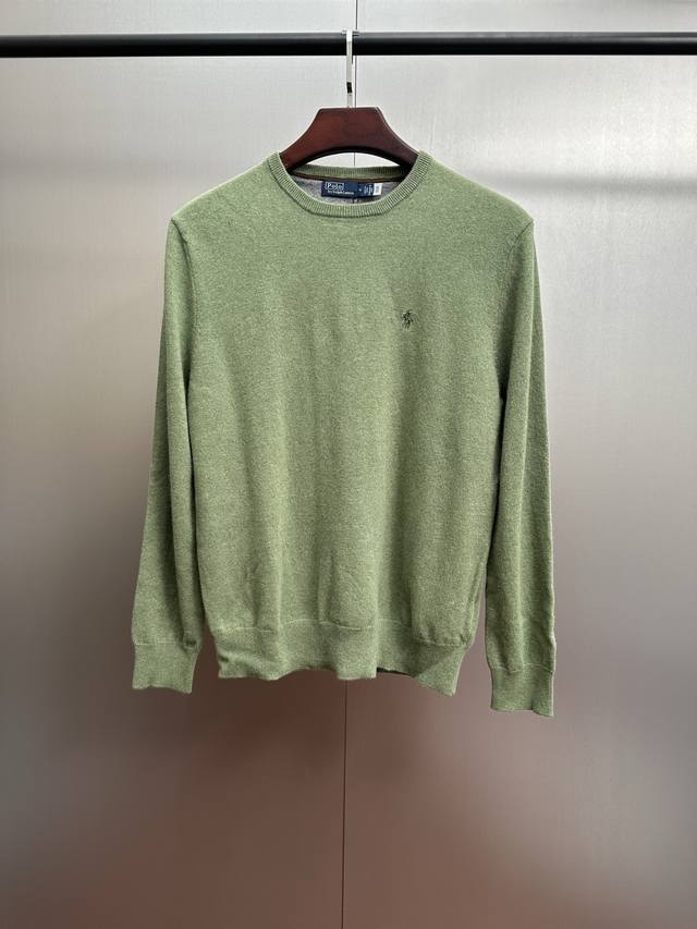 拉夫劳伦25Ss 圆领Logo羊毛衫 三款质感羊毛衫，演绎多元风格！暖棕款复古儒雅，黑色款经典百搭，浅绿款清新雅致。精选优质羊毛，触感柔软细腻，保暖又亲肤。精致