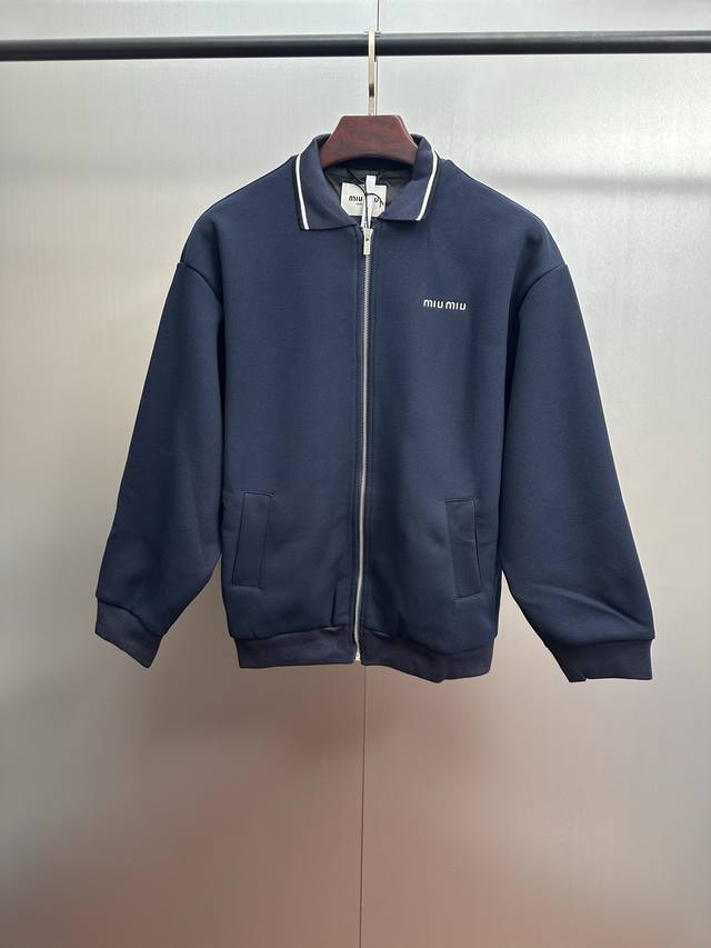 Miu Miu25Ss字母刺绣珠地布翻领外套 正品25400购入开发，60支540克双股珠地复合面料，扁机罗纹、进口刺绣，面料复合，定制1：1拉链，定制1：1商