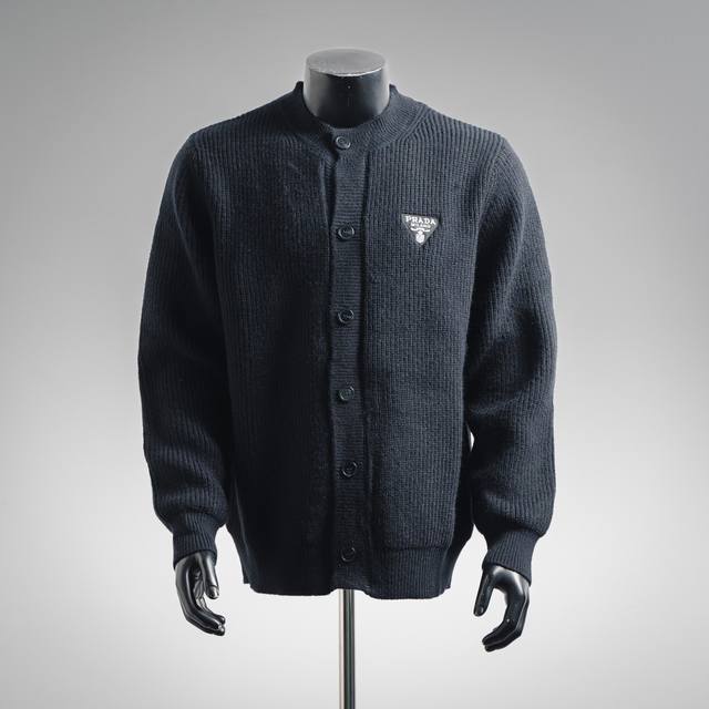 Prada 普拉达 24Fw 勋章字母开衫毛衣 这款毛衣以胸前刺绣为装饰，品牌格调鲜明夺目。简约而隽永的设计展现Prada系列的精髓。Prada融创新精神和意大