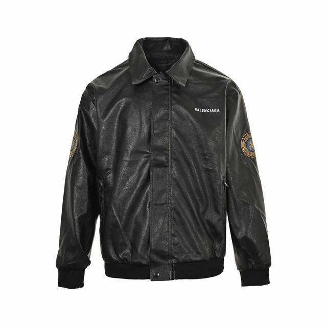 Balenciaga 巴黎世家 刺绣袖章皮革夹克外套 宽松版型 男女同款 巴黎家这件飞行皮衣把简直酷飒焊在身上 黑色皮质自带酷飒气场，翻领设计一秒拉回复古街头感