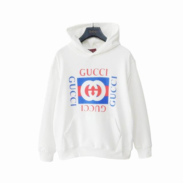 新款上新 实拍细节图+尺码表 Gucci 古驰 24Ss双G方块红蓝条Logo高克重连帽卫衣 选用客供定制针织100%纯棉面打造,面料手感细腻，厚实有质感的纯棉