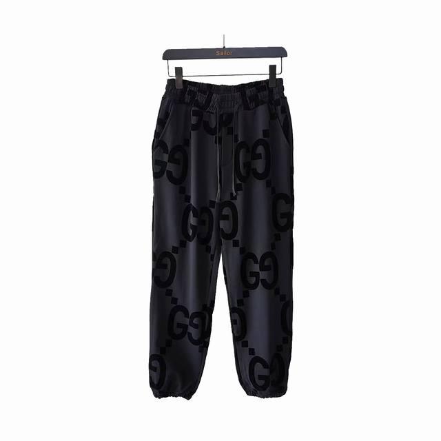 实拍细节图+尺码表 Gucci 古驰 双G植绒棉质休闲长裤 这款休闲长裤匠心制作，通体点缀Gg植绒效果印花，为日常装束注入现代气息。此款的工艺必然也是极致非凡，