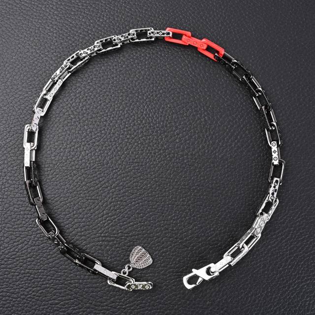 Louis Vuitton Lv 联名限定Chain 黑红拼接项链 本款项链链出自路易威登 X 草间弥生合作系列。Monogram 铭纹金属构筑粗犷链环，其间散
