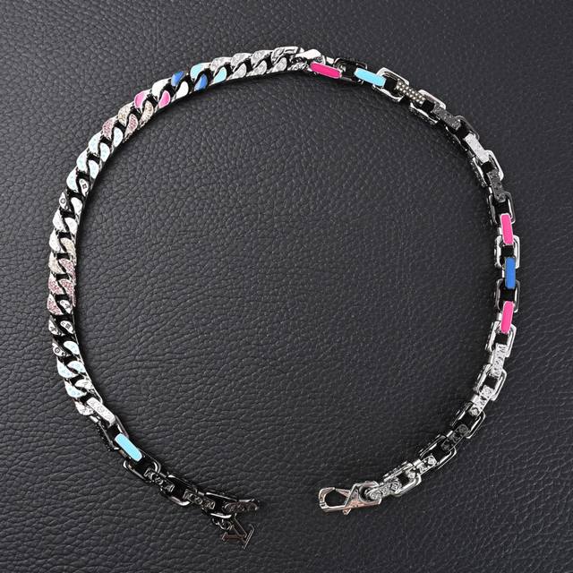 Louis Vuitton Lv Chain 字母点缀彩色项链 大号扁平链环释放视觉冲击，借由铭纹、淡雅珐琅和璀璨人造水晶汇聚目光，见证路易威登的创意精神。金属