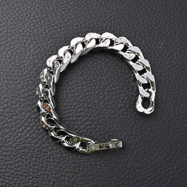 Louis Vuitton Lv Chain Links 银色手链 春夏季展现 Virgil Abloh 在珠宝领域的造诣，此款 Chain Links 手链则