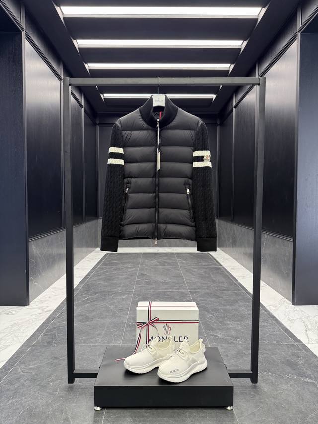 Moncler Cardigan男士羽绒加衬羊毛和羊绒拉链开衫. 这款男士加衬开衫采用华贵的羊毛和羊绒混纺面料制成，可在温暖时节作为外套穿着。 包装再度升级 这