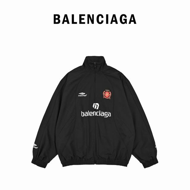 Balenciaga巴黎世家24Ss早春新款足球运动夹克外套 大号版型高立领插肩袖双头拉链开合2个拉链斜口袋同系配色滚边细节 松紧袖口和腰围胸部饰以Footba