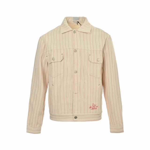 Dior 迪奥 25Fw 刺绣字母条纹牛仔外套 Dior新款外套衬衫兼具摩登风范与传统美感。采用白色棉府绸精心制作，饰以粉色条纹图案，展示来自 Dior And