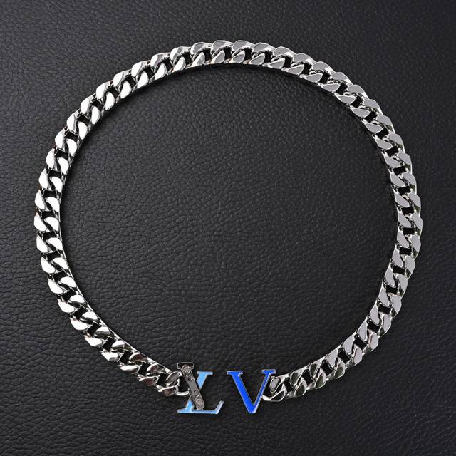 Louis Vuitton路易威登Lv Chain 银色徽标项链M00907 官网在售价 P10,590Rmb，本款 Lv Chain 项链将粗犷链环首尾相连，