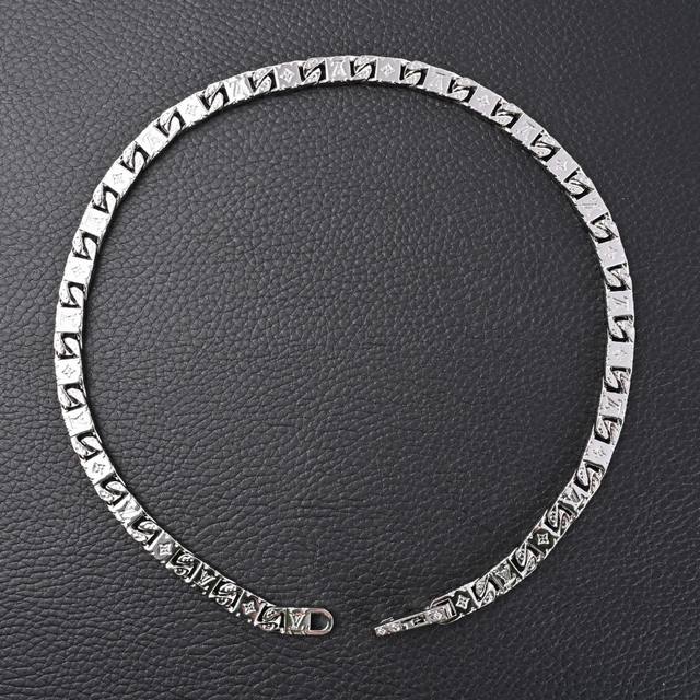 Louis Vuitton Lv Monogram Tied Up 银色古巴项链 本款项链将耀目金属铭牌相互连接，双面均镂刻 Lv 字母和 Monogram 花