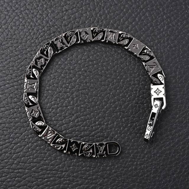 Louis Vuitton Lv Monogram Tied Up 金属铭牌枪黑色手链 Monogram Tied Up 项链将耀目金属铭牌相互连接，双面均镂刻