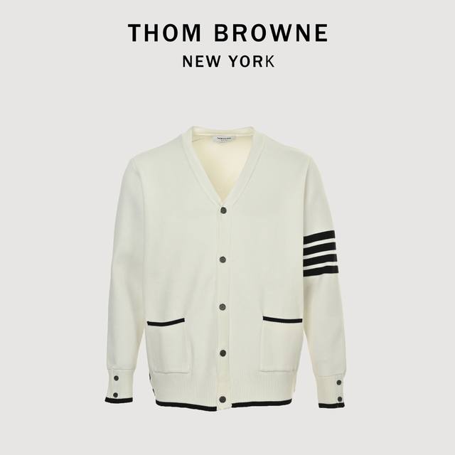 Thom Browne 汤姆布朗 25Fw 前短后长羊毛开衫外套 定制羊毛混纺材质面料,高定面料品质保证,手感柔软平滑,灰白线条开衫华夫格颗粒感,白色宽条纹灰色 Thom Browne 汤姆布朗 25Fw 前短后长羊毛开衫外套 定制羊毛混纺材质面料,高定面料品质保证,手感柔软平滑,灰白线条开衫华夫格颗粒感,白色宽条纹灰色