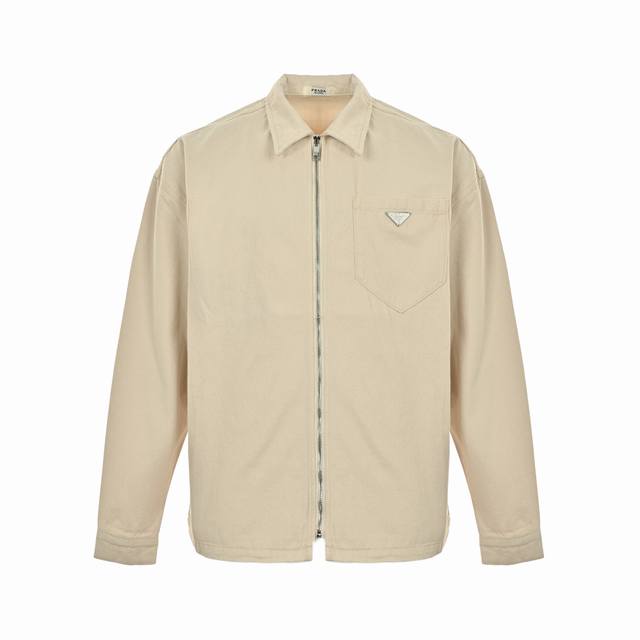 Prada 普拉达 三角标口袋拉链牛仔夹克外套 定制原生态原牛仔坯布，选用上乘底布 ，面料故意呈现大小不一 分布不均的黑色斑点，原生态原牛仔料都采用退浆保色洗工