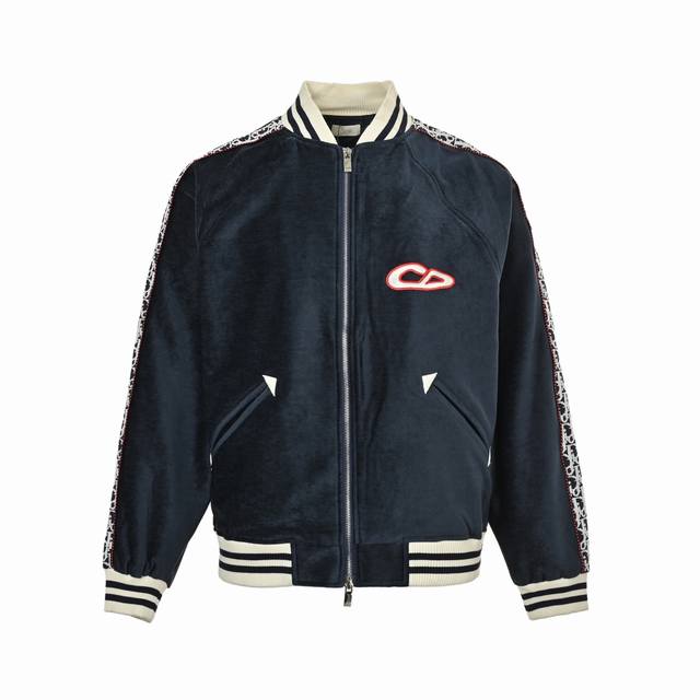 Dior 迪奥 Kaws 联名蛇年限定织带刺绣棒球服外套 与Kaws合作的2025春季联名胶囊系列”Out Ofice“已经正式发布。这个系列由 男装创意总监