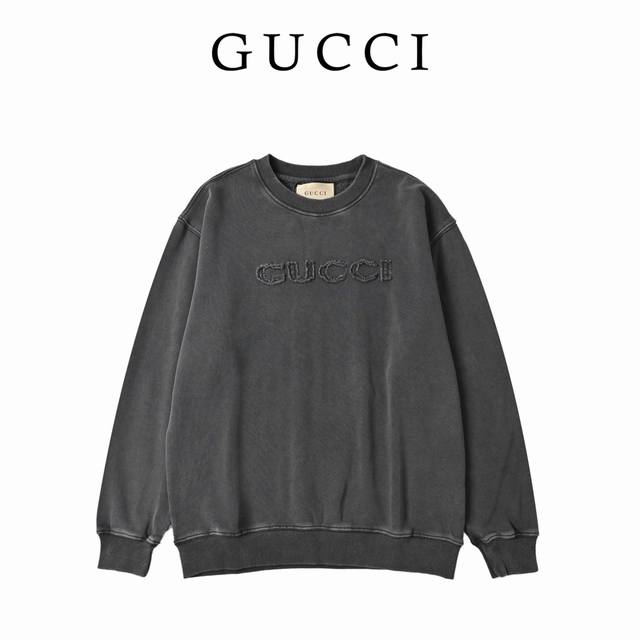 水洗圆领卫衣 : 新品！秋冬系列高克重水洗做旧卫衣。 选用客供定制针织 %纯棉面打造,面料手感细腻，厚实有质感的纯棉布 高密度的机织工艺，如棉絮般柔紧致舒适 有