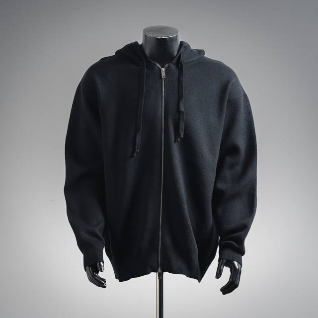 Loewe 罗意威25Ss 纯色Logo压纹浮雕连帽针织提花拉链毛衣 高品质意大利进口面料，高密度针织，百搭毛衣，内搭衬衫都帅气十足更耐穿更加不易变形，版型极好