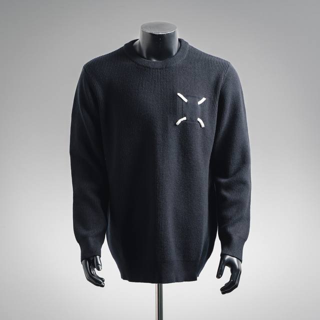 Maisonmargiela 马吉拉 25Ss Mm6四角标识圆领针织毛衣 特殊水洗工艺非常酥软亲肤，正3针针织工艺。上身亲肤百搭，穿在人前，实力种草的一款秋冬