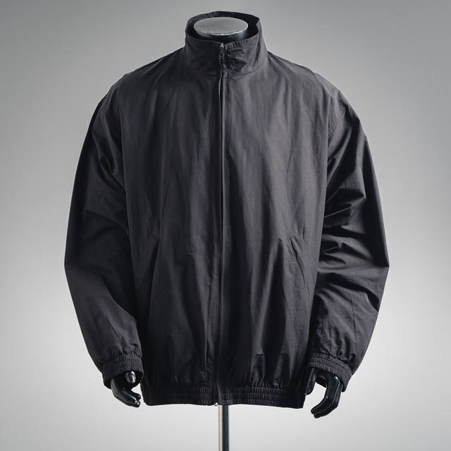 Balenciaga巴黎世家Blcg 25Ss 龙年梵文后背字母刺绣府绸科技立领夹克外套 科技府绸面料，中性款式，大号版型，落肩，正面拉链，正面2个拉链斜口袋，