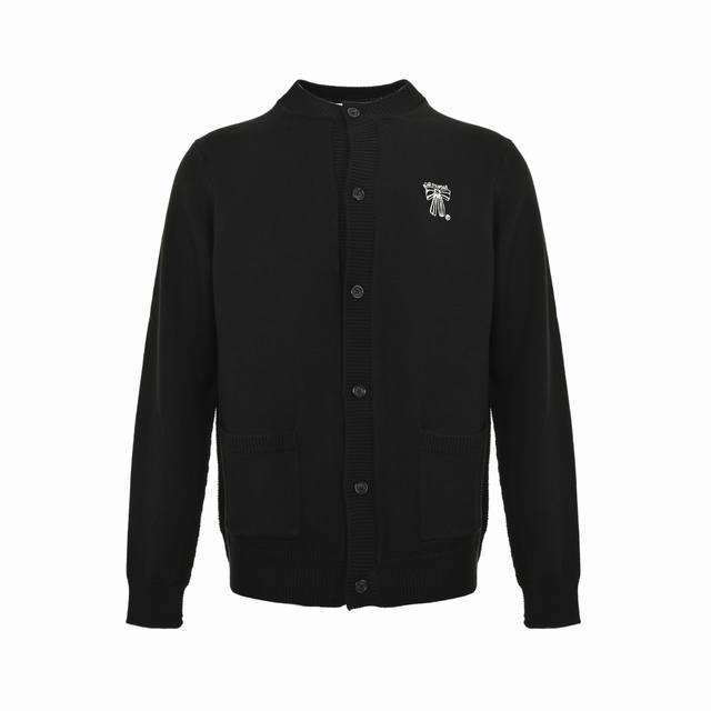 Acne Studios 蝴蝶结刺绣针织开衫 选用内蒙白绒羊毛，这款秋冬必入的爆款单品以其优质的原料和精美的刺绣设计受到消费者的喜爱。无论是价格P还是款式，都让