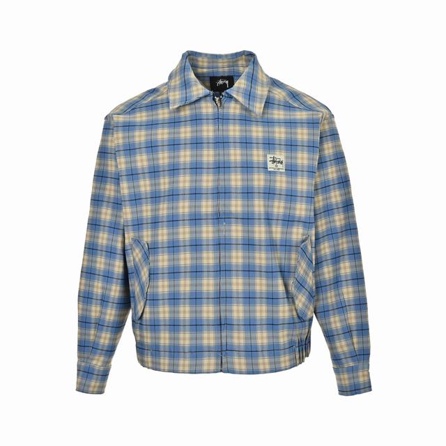 Stussy 斯图西 25Fw 小标蓝格纹夹克外套 将美式街头风格与实用功能完美结合 偏短宽的版型设计 上身立即呈现立体轮廓 无需刻意打理就能保持有型状态 金属