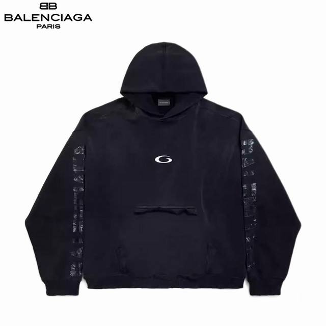 Balenciaga 巴黎世家 25Fw美纹纸胶刺绣连帽卫衣 美纹纸胶带直喷印花.前胸Logo刺绣，两侧开袋，成衣水洗做旧连帽长袖卫衣。砖柜同步.面料采用巴黎Z