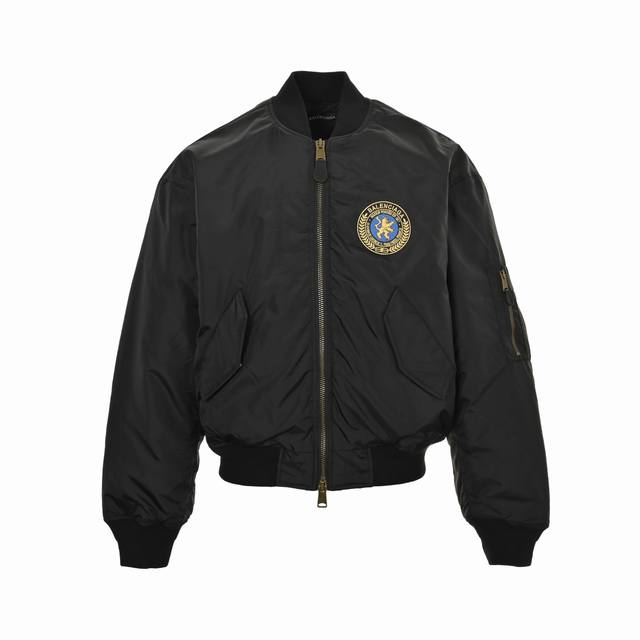 Balenciaga 巴黎世家 25Fw 曼联徽标刺绣飞行棉服外套 定制密孔冷压纤维尼龙面料 内里填充丝绒云片棉 质感十足 徽标进口机器高密度刺绣，定制辅料三标