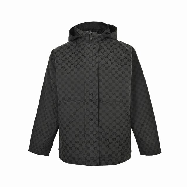 Gucci 古驰 满印老花风衣双面外套 采用提花Gg提花面料拼接，定染出米色和乌木色后，排花设计整齐有序，完美还原！工装夹克剪裁与简约的廓形，舒适又实穿，潇洒酷