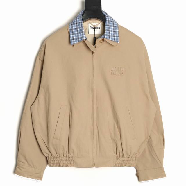 Miumiu 缪缪 25Fw 贴布绣格纹假两件夹克外套 定织定染高支数斜纹纺织，赋予面料硬挺的骨骼感与细腻的肌理触感。斜纹结构确保抗皱性与耐久度，同时通过微光泽