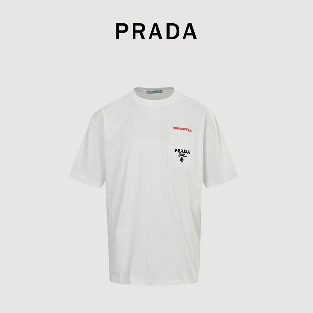 Prada 普拉达 25Ss 红色硅胶饰条口袋短袖 32支双纱面料克重280克纯棉营造，纺织密度高，垂感佳，不易变形，厚织感加上紧密纺纱工艺，不会影响Tee的透