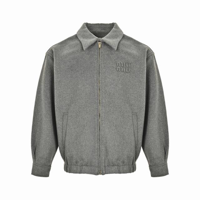 Miu Miu 缪缪 25Fw 刺绣标识拉链羊绒外套 面料采用80%羊绒，20涤纶面料面。料约为620克重。双面羊绒面料上身更为保暖。羊绒面料做为外搭款，一直是