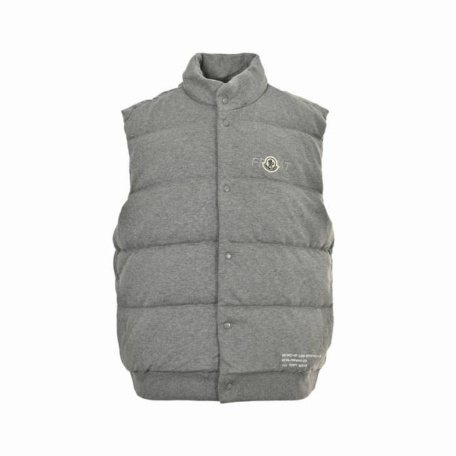 Moncler 蒙口 藤原浩联名款小标刺绣羽绒马甲 采用100%棉纤维打造而成的轻盈针织面料，纤维特性触感柔软，针织结构赋予面料横向和纵向一定的拉升弹性，虽是羽