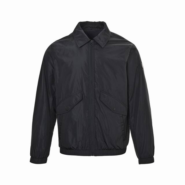 Moncler 蒙口 梅赛德斯奔驰联名轻薄翻领夹克外套 采用经典的翻领设计，整体版型简约大方，线条流畅 ，属于百搭的夹克款式。长度大概到腰部位置，适合日常穿着以